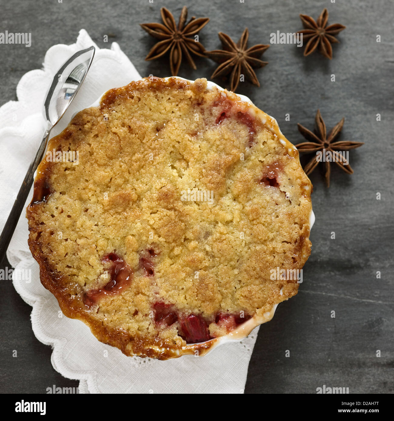 Teller mit Obst-Torte mit Sternanis Stockfoto