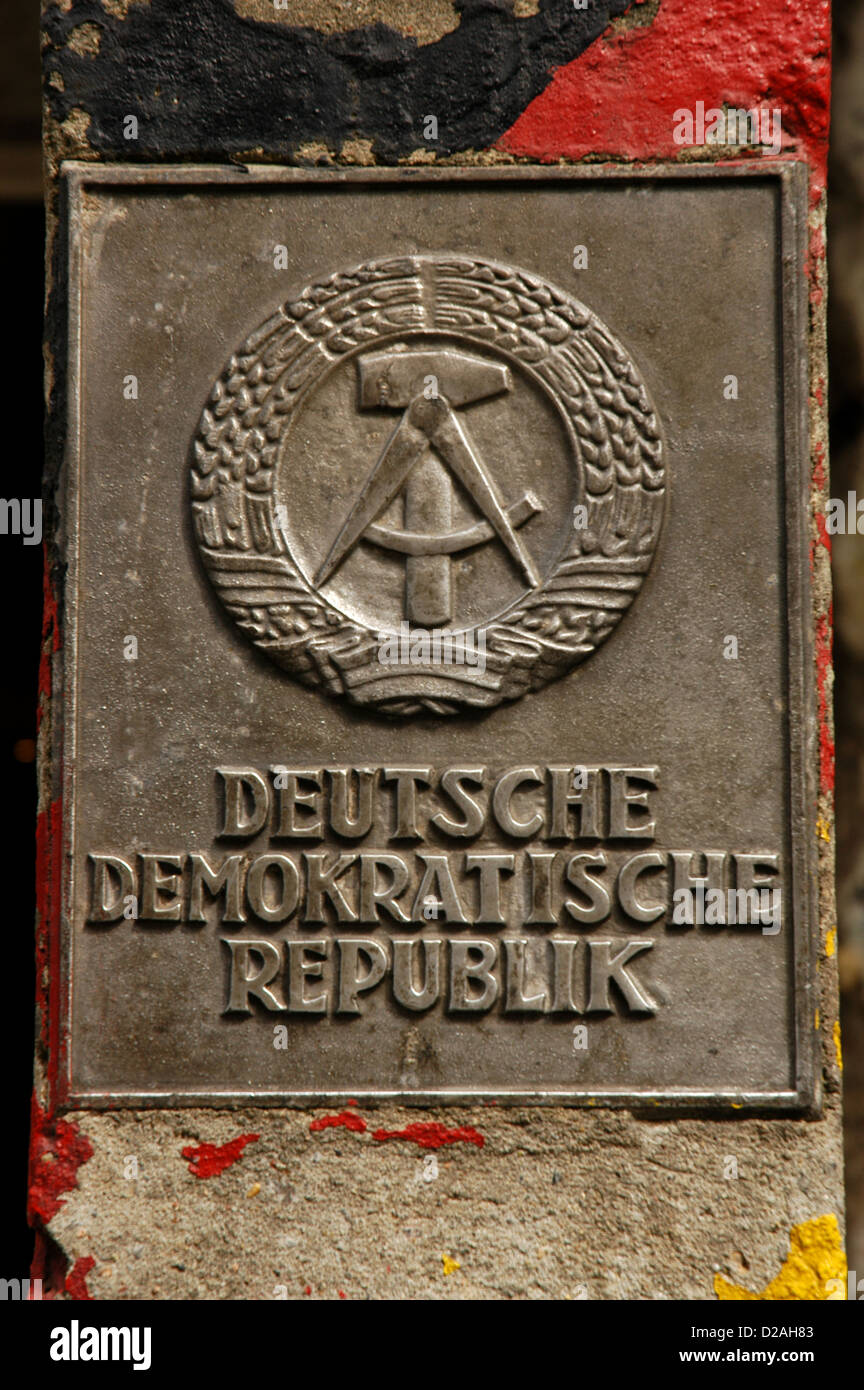 Deutschland. Berlin. Das Staatswappen der Deutschen Demokratischen Republik. Einen Hammer und einen Kompass, umgeben von einem Kranz aus Roggen. Stockfoto