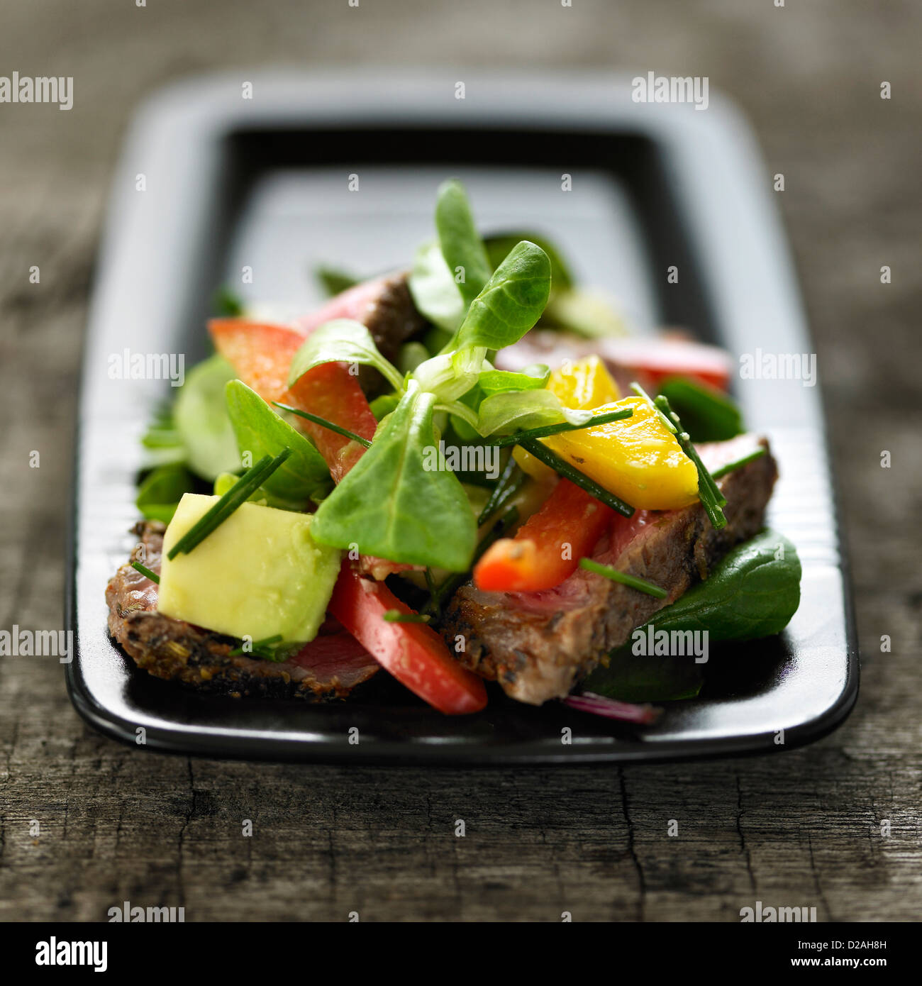 Salatteller mit Fleisch Stockfoto