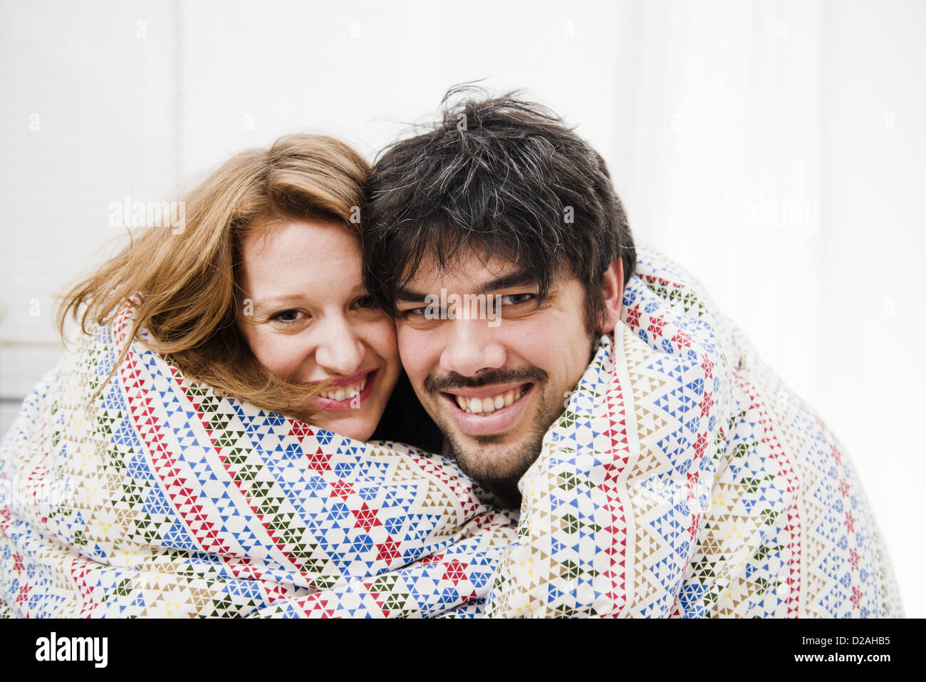 Lächelnde paar in Decke gehüllt Stockfoto