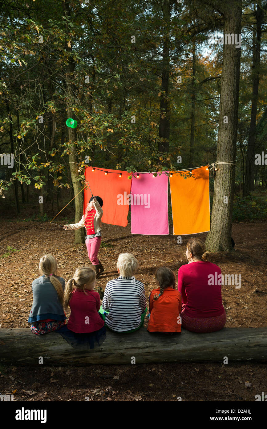 Kinder Theater improvisiert im Wald Stockfoto