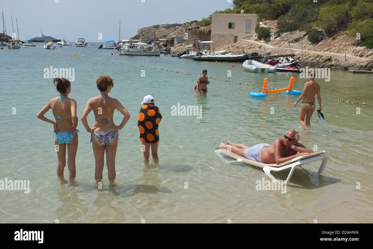 Eine Mutter und ihre Töchter stehen im Meer in Mallorca. Stockfoto