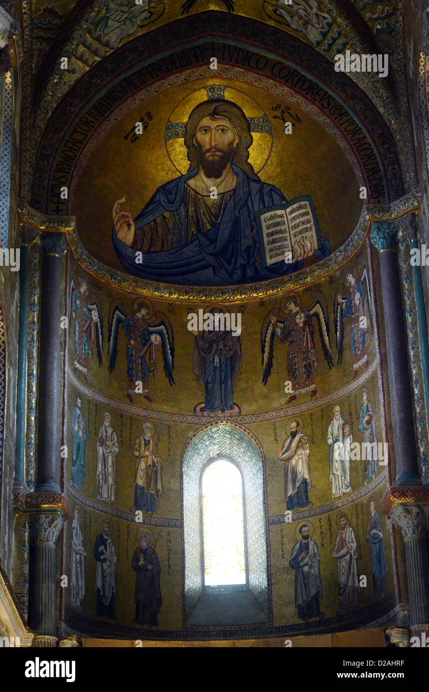 Cefalù Altstadt Christus Pantokrator in der Apsis der Kathedrale von Cefalù, Sizilien, Italien. Mosaik im byzantinischen Stil Stockfoto