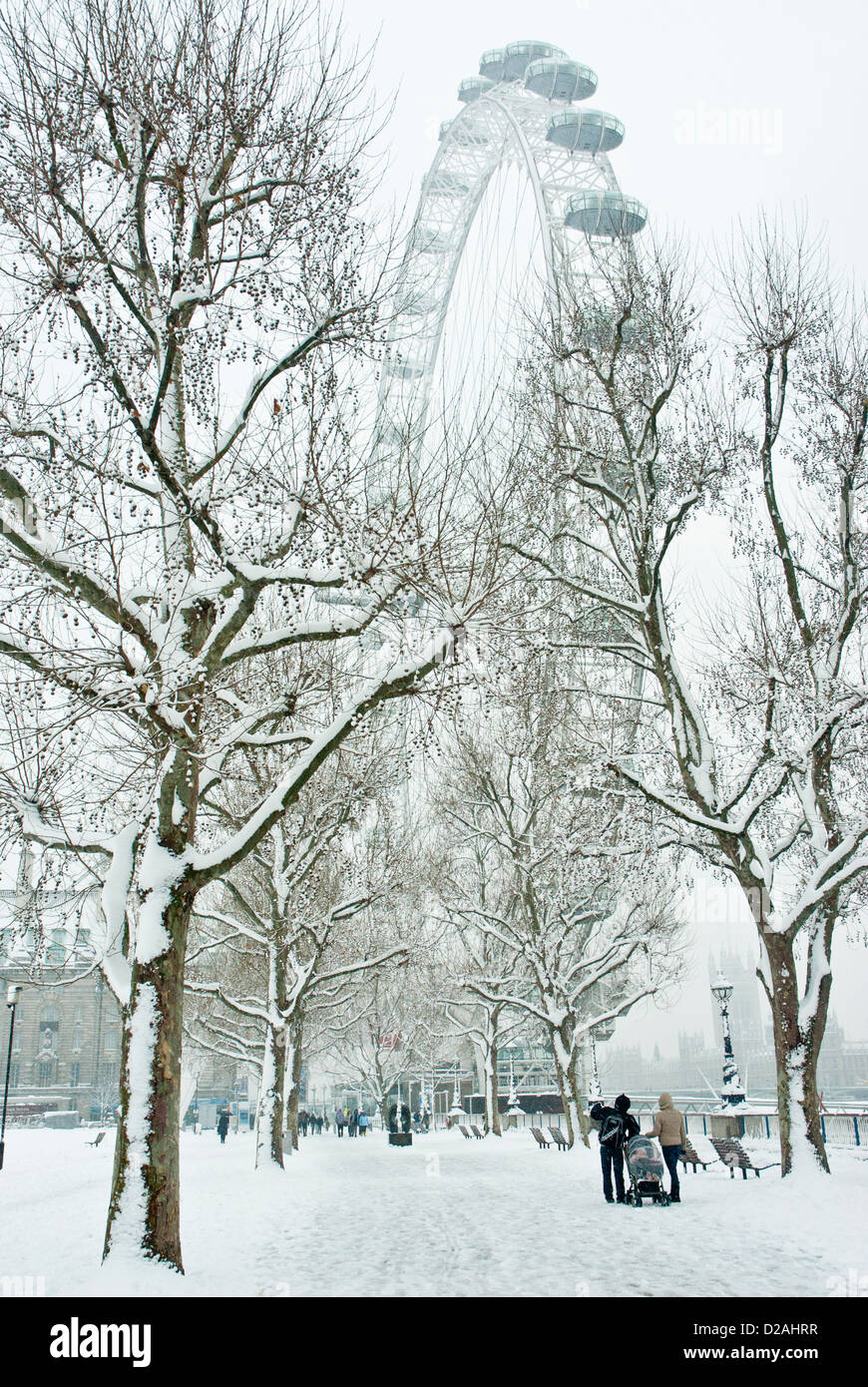 Verschneite Winterlandschaft mit dem London Eye / Rad, Bäume und Pflaster mit Schnee bedeckt. Malerische. Stockfoto