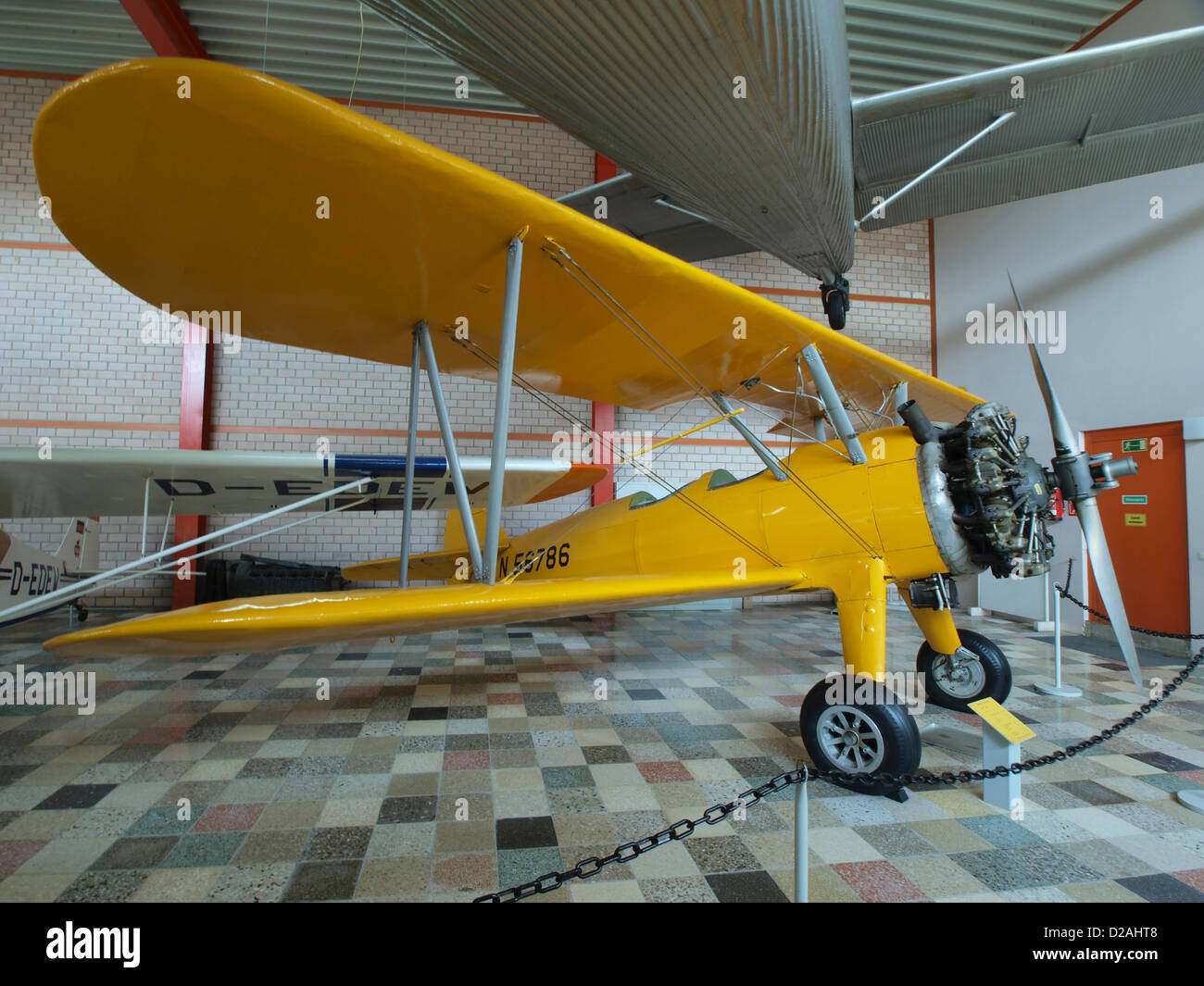 Die Boeing Stearman PT-18 Kaydet, N56786, ist ein Vintage-Doppeldecker, der in den 1940er Jahren für die Ausbildung von Piloten eingesetzt wurde Bekannt für sein unverwechselbares Design und das offene Cockpit ist dieses Flugzeug ein Symbol für frühe Luftfahrt- und Militärausbildung. Stockfoto