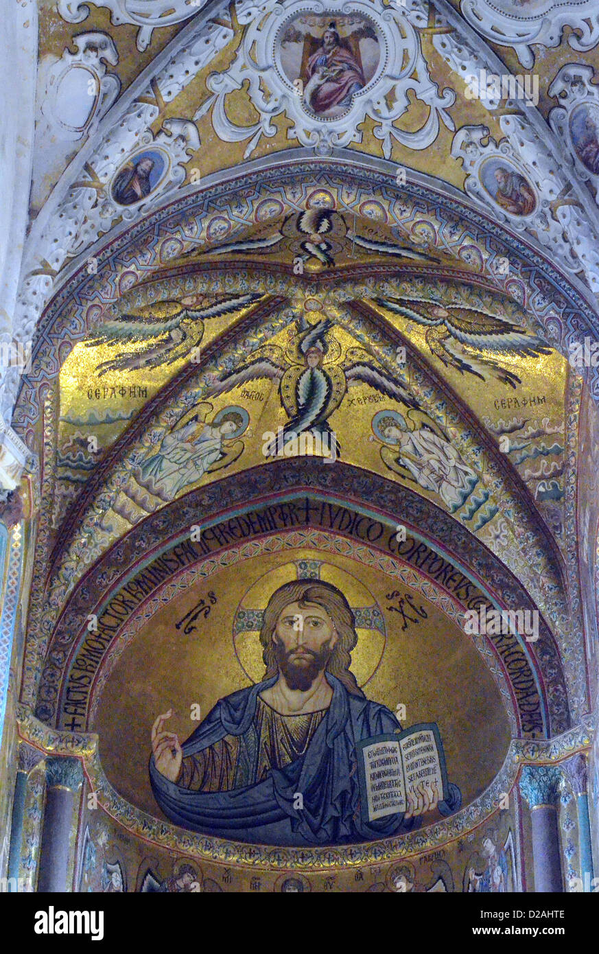 Cefalù Altstadt Christus Pantokrator in der Apsis der Kathedrale von Cefalù, Sizilien, Italien. Mosaik im byzantinischen Stil Stockfoto