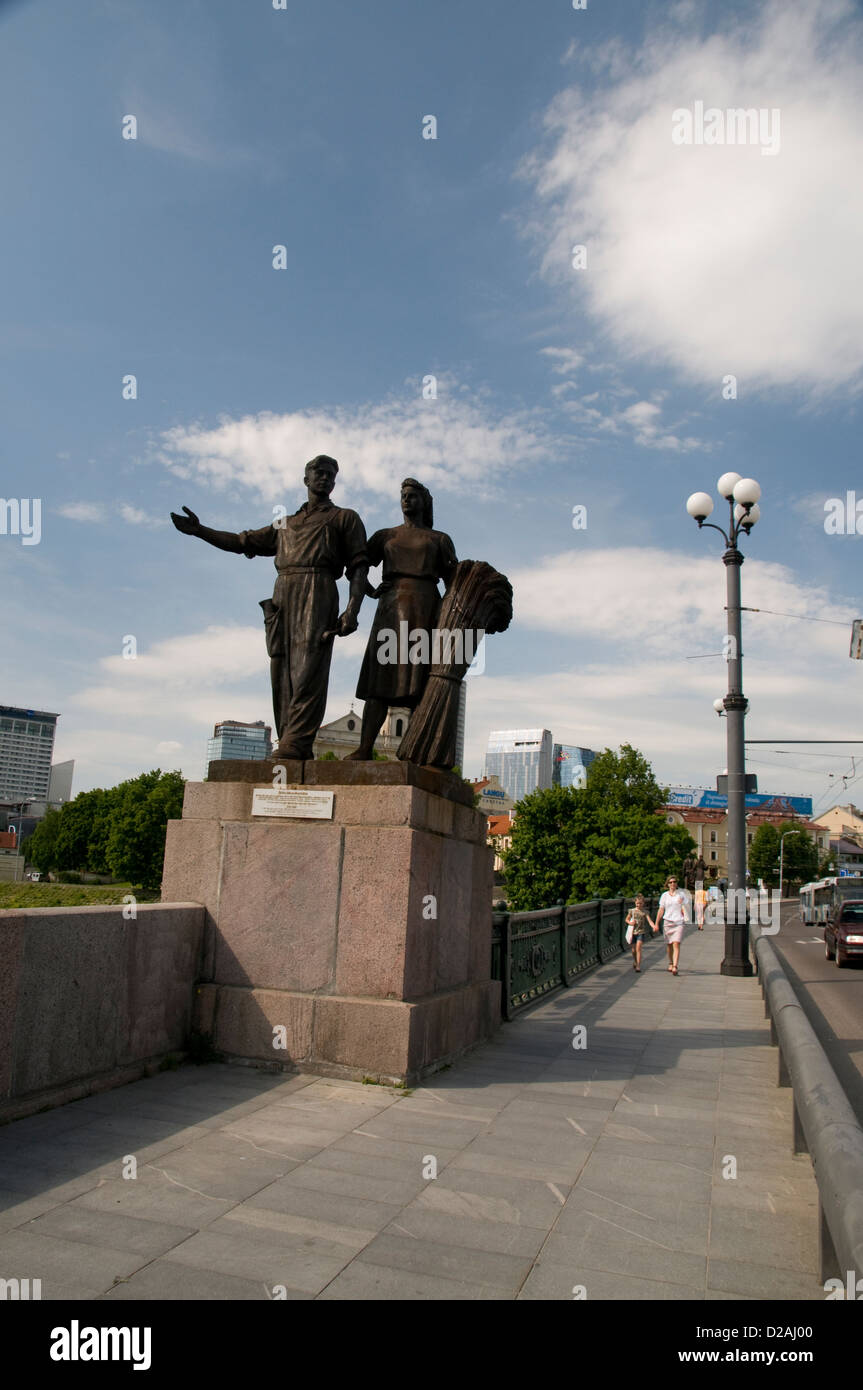 Eine der vier Statuen des Sozialistischen Realismus auf der Grünen Brücke über den Fluss Neris in Vilnius, Litauen, Baltikum. Stockfoto