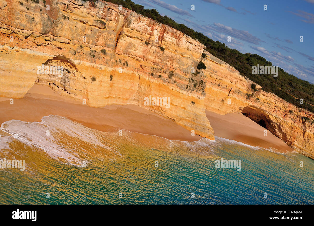 Portugal, Algarve: Panoramablick auf einsamen Strand mit Kalkstein-Höhlen und Felsen rund um Carvoeiro Stockfoto