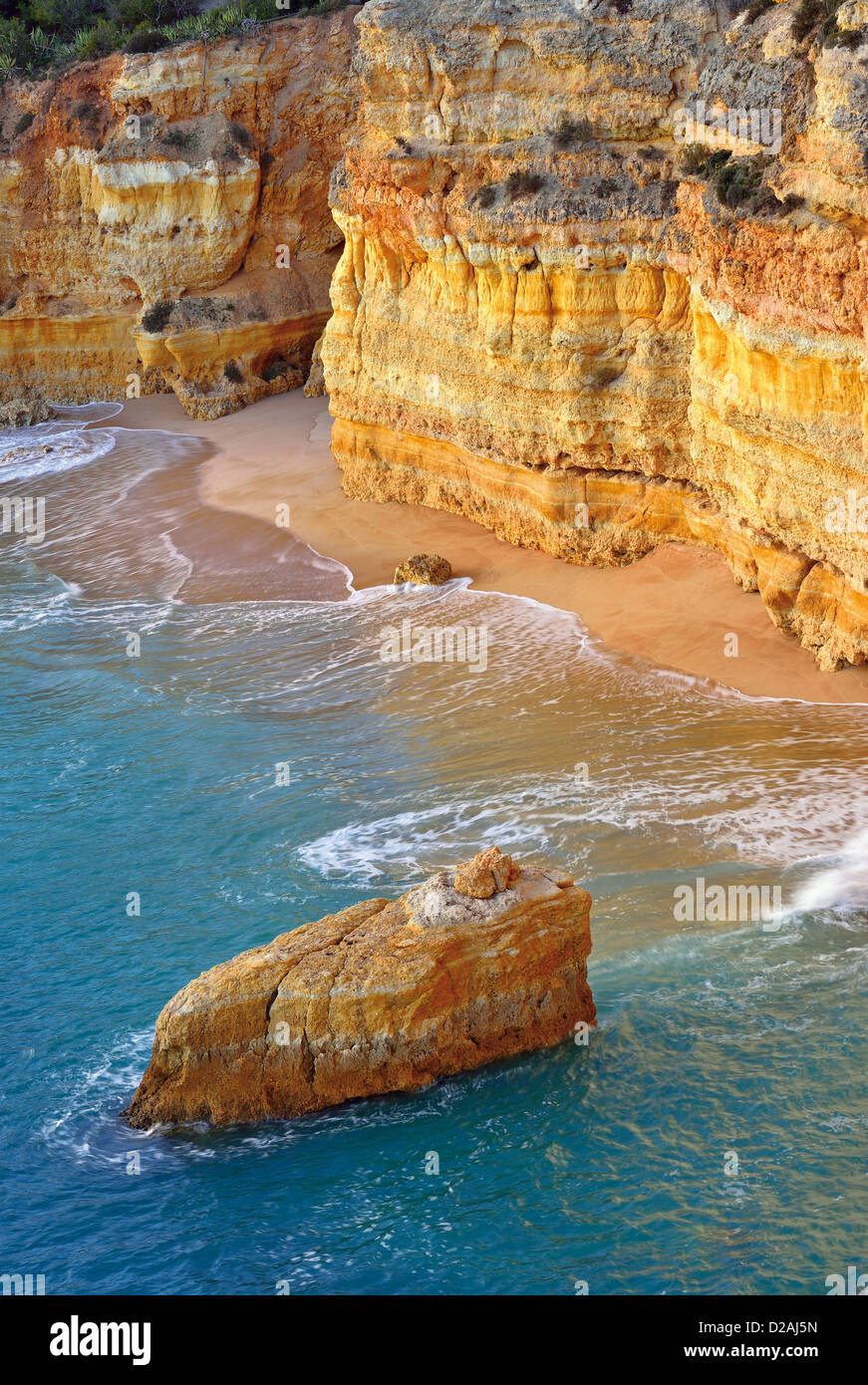 Portugal, Algarve: ´s-Vogelperspektive unerreichbar Strand an der Küste von Carvoeiro Stockfoto
