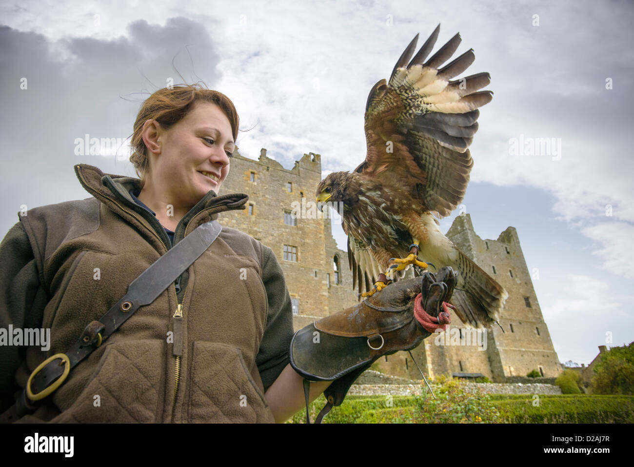 Frau mit Falken und Handschuh im freien Stockfoto