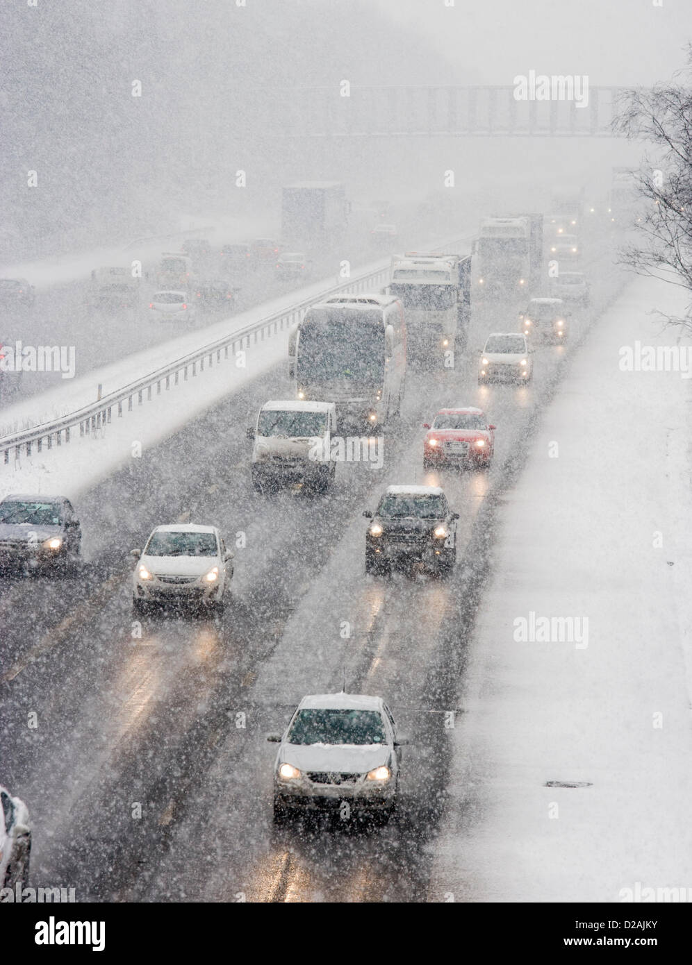 Verkehr im Schnee auf M3 in Chobham, Surrey, UK. Stockfoto
