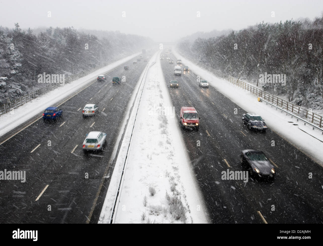 Verkehr im Schnee auf M3 in Chobham, Surrey. Stockfoto