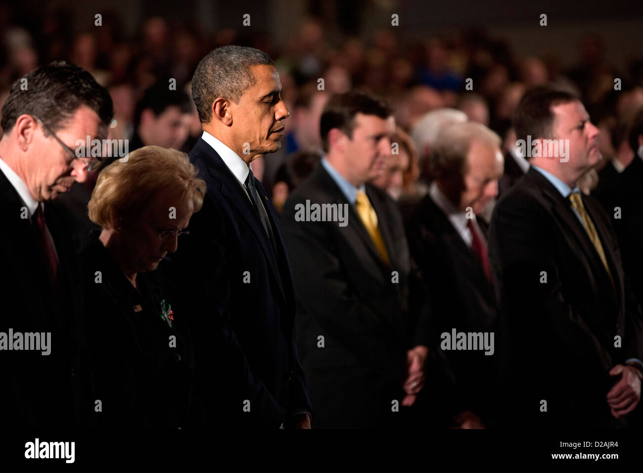 US-Präsident Barack Obama besucht eine Sandy Hook interreligiöse Mahnwache in Newtown High School 16. Dezember 2012 in Newtown, CT. Stockfoto