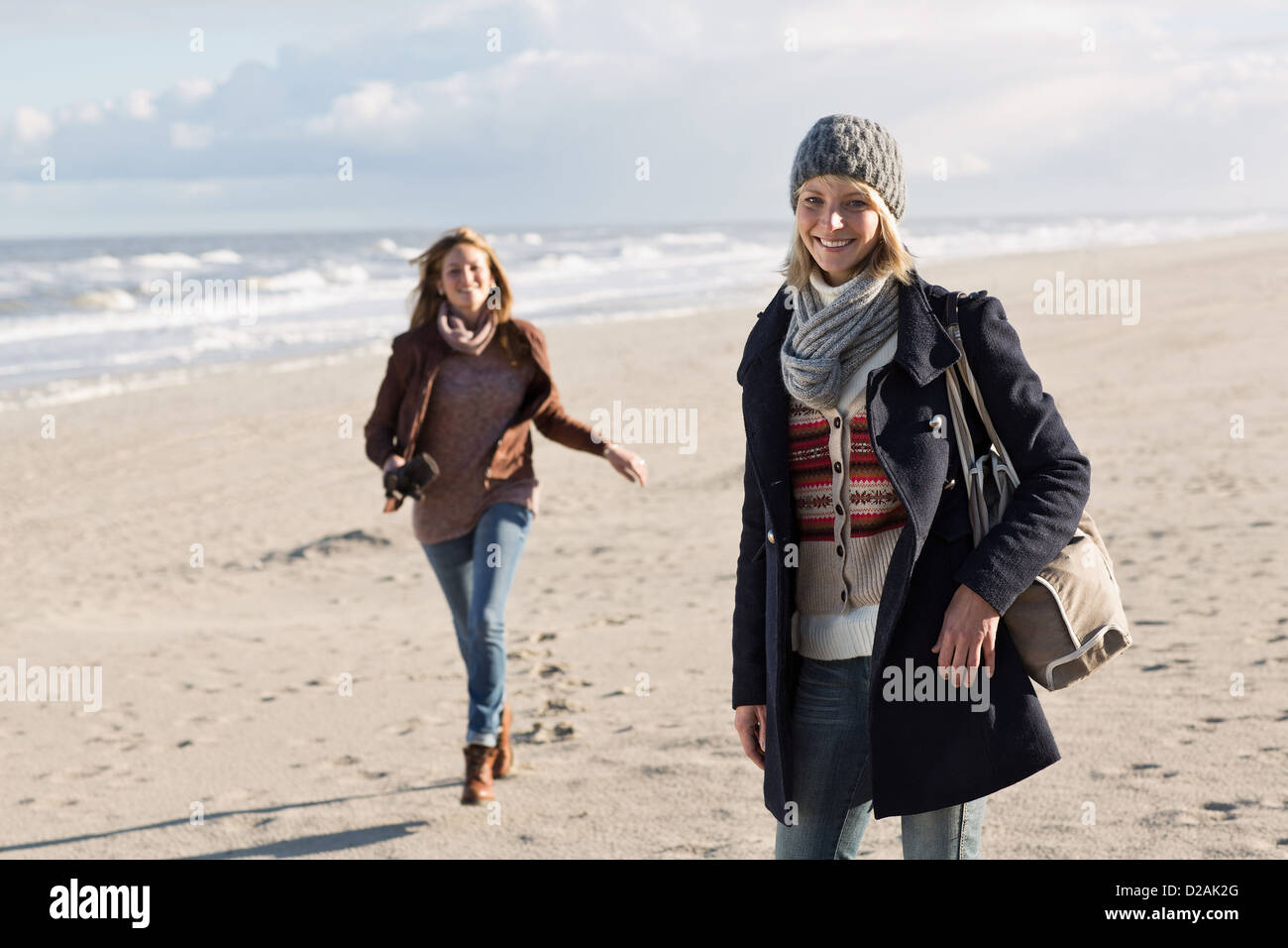 Frauen gehen am Strand Stockfoto