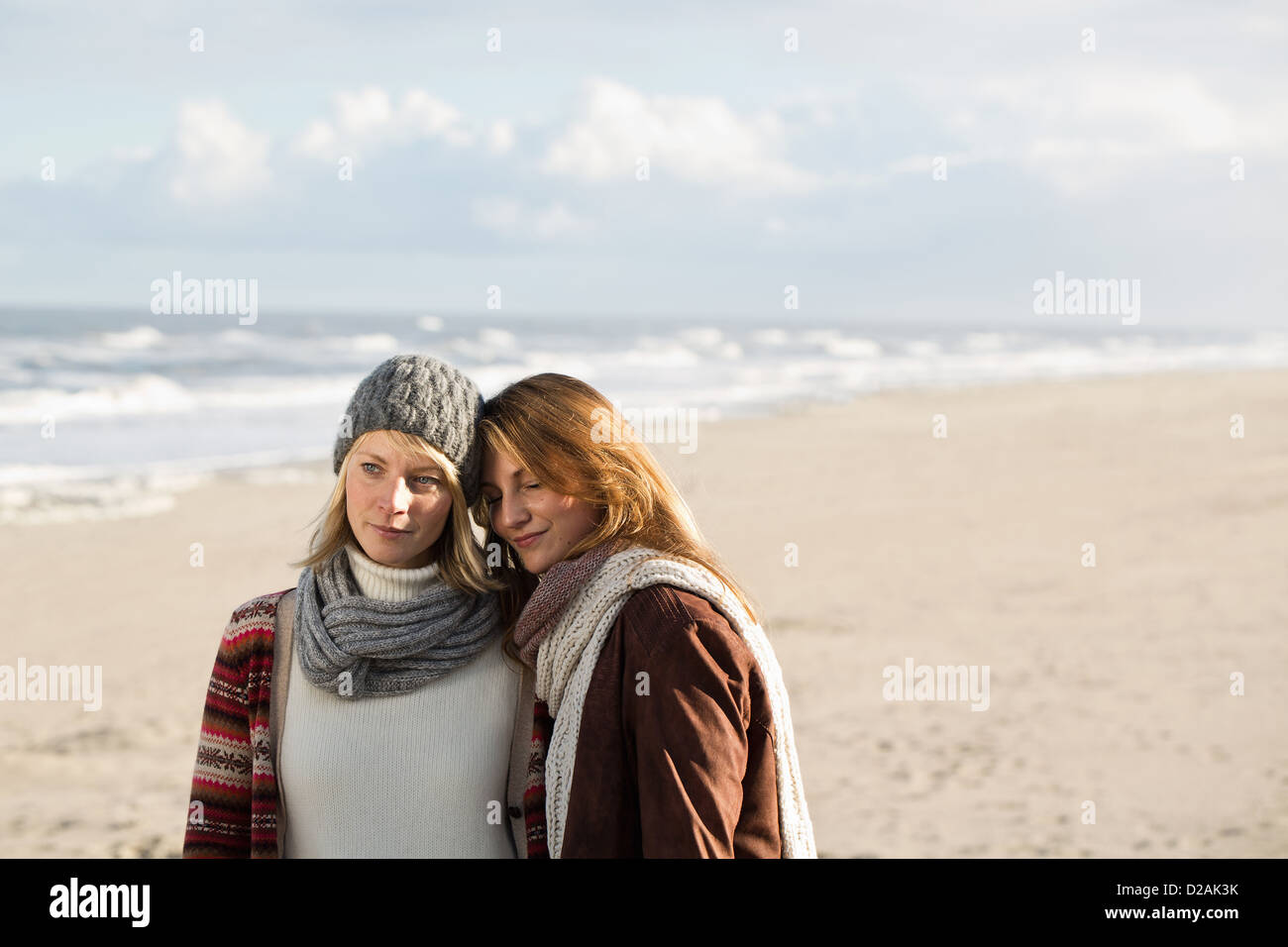 Frauen am Strand umarmt Stockfoto