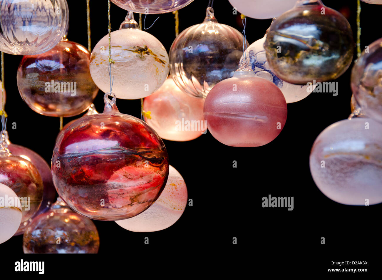 Deutschland, Köln. Kölner Dom Weihnachtsmarkt, Urlaub mundgeblasene Glaskugeln. Stockfoto