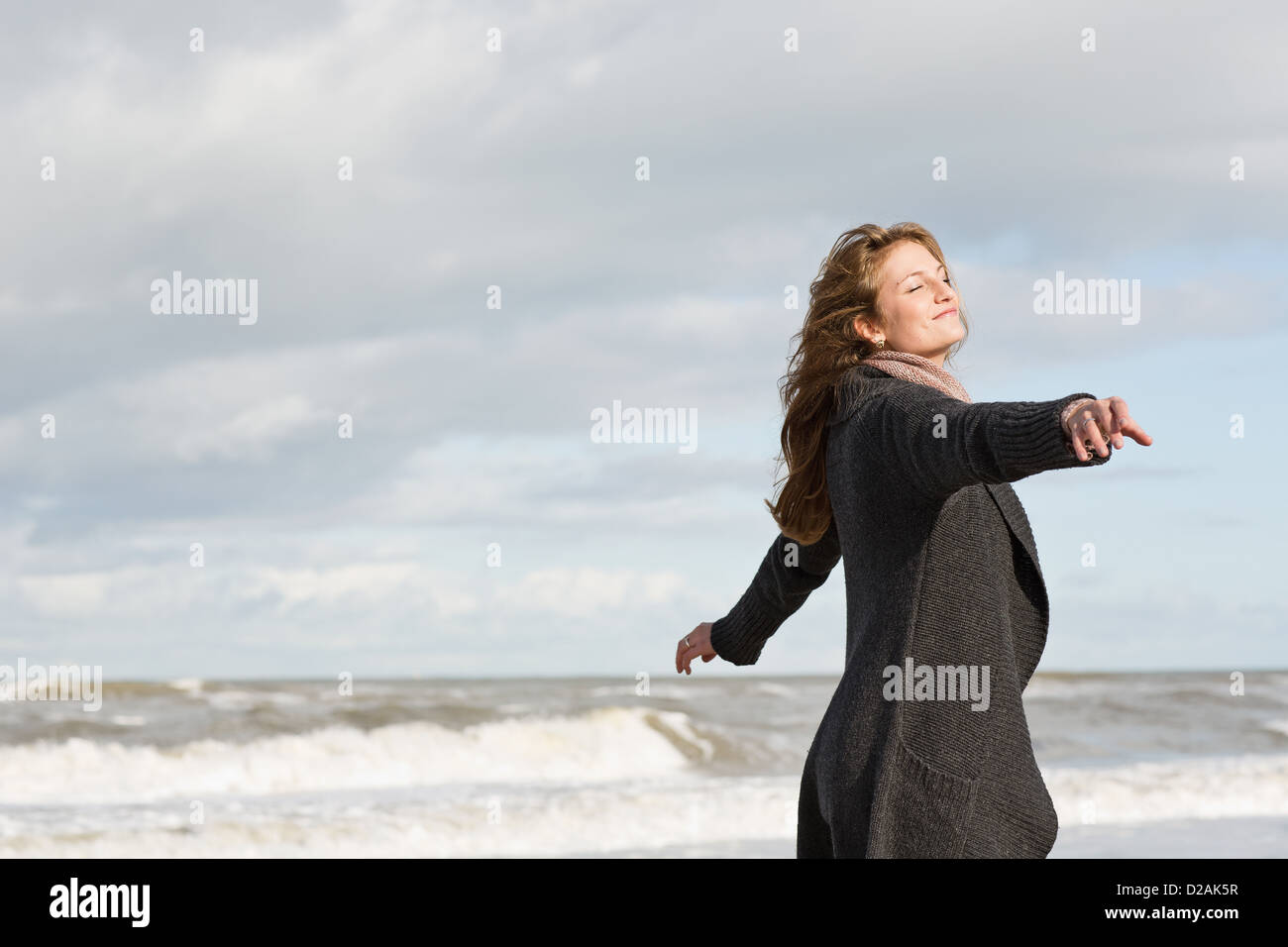 Frau spielt am Strand Stockfoto