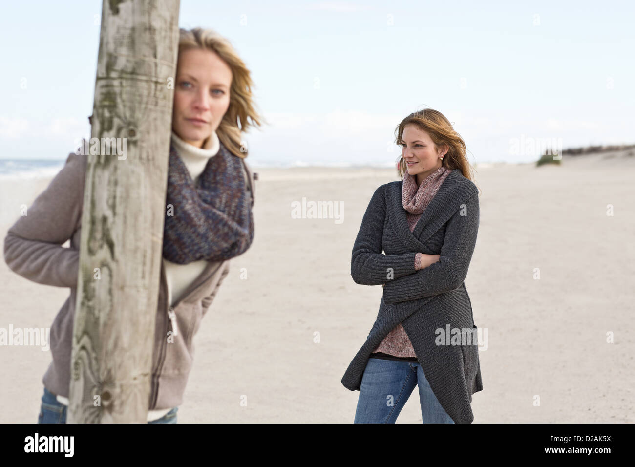 Frauen stehen am Strand Stockfoto