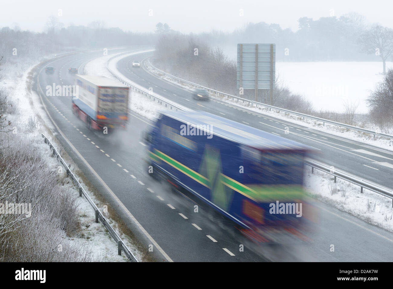 Chester UK. 18. Januar 2013. Verkehr, Reisen entlang der A55 Chester Bypass im verschneiten Wetterbedingungen. Stockfoto