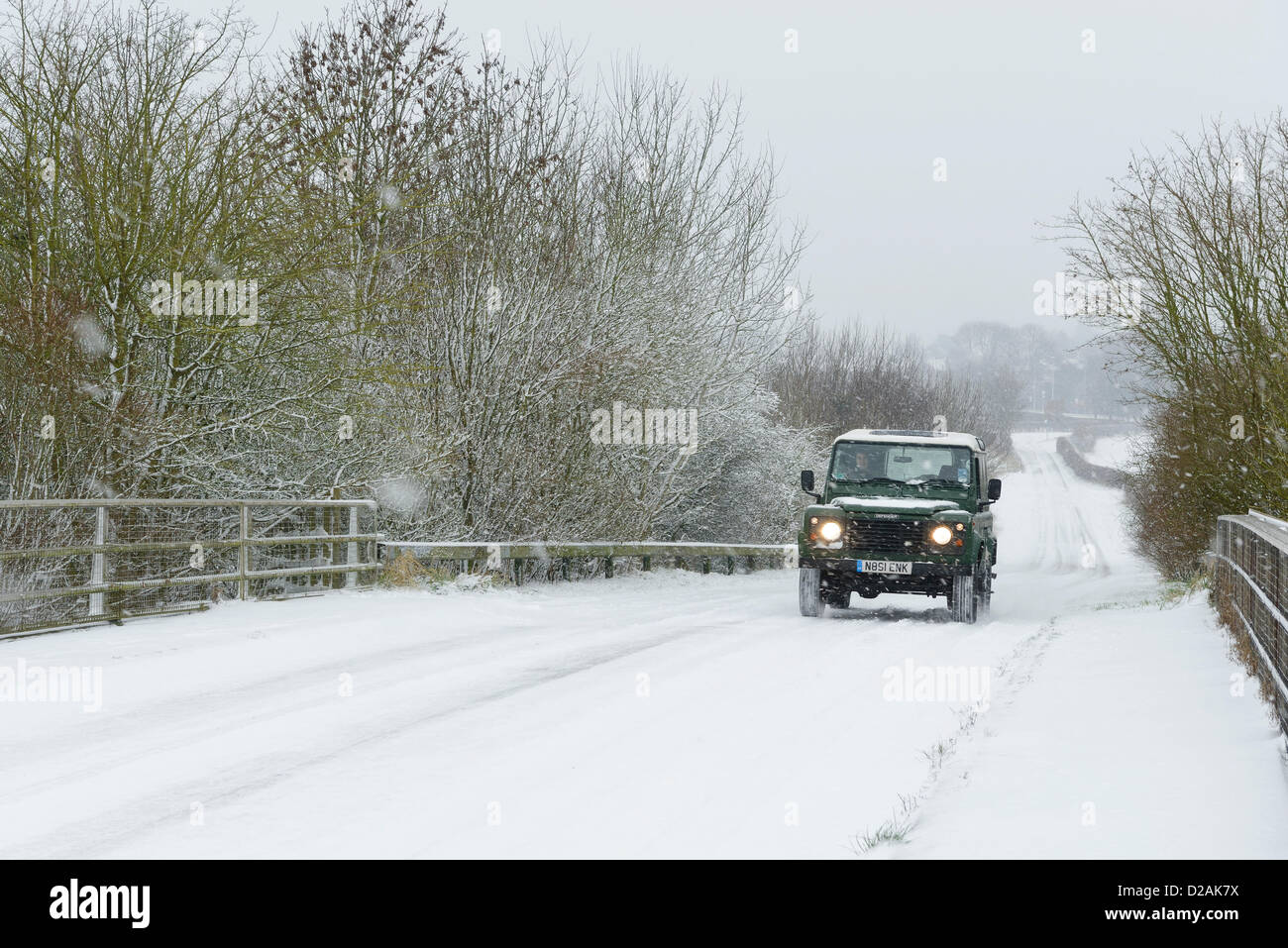 Chester UK. 18. Januar 2013. Ein 4 x 4 Land Rover reist entlang einer Schnee bedeckten Straße am Stadtrand von Chester UK. Stockfoto