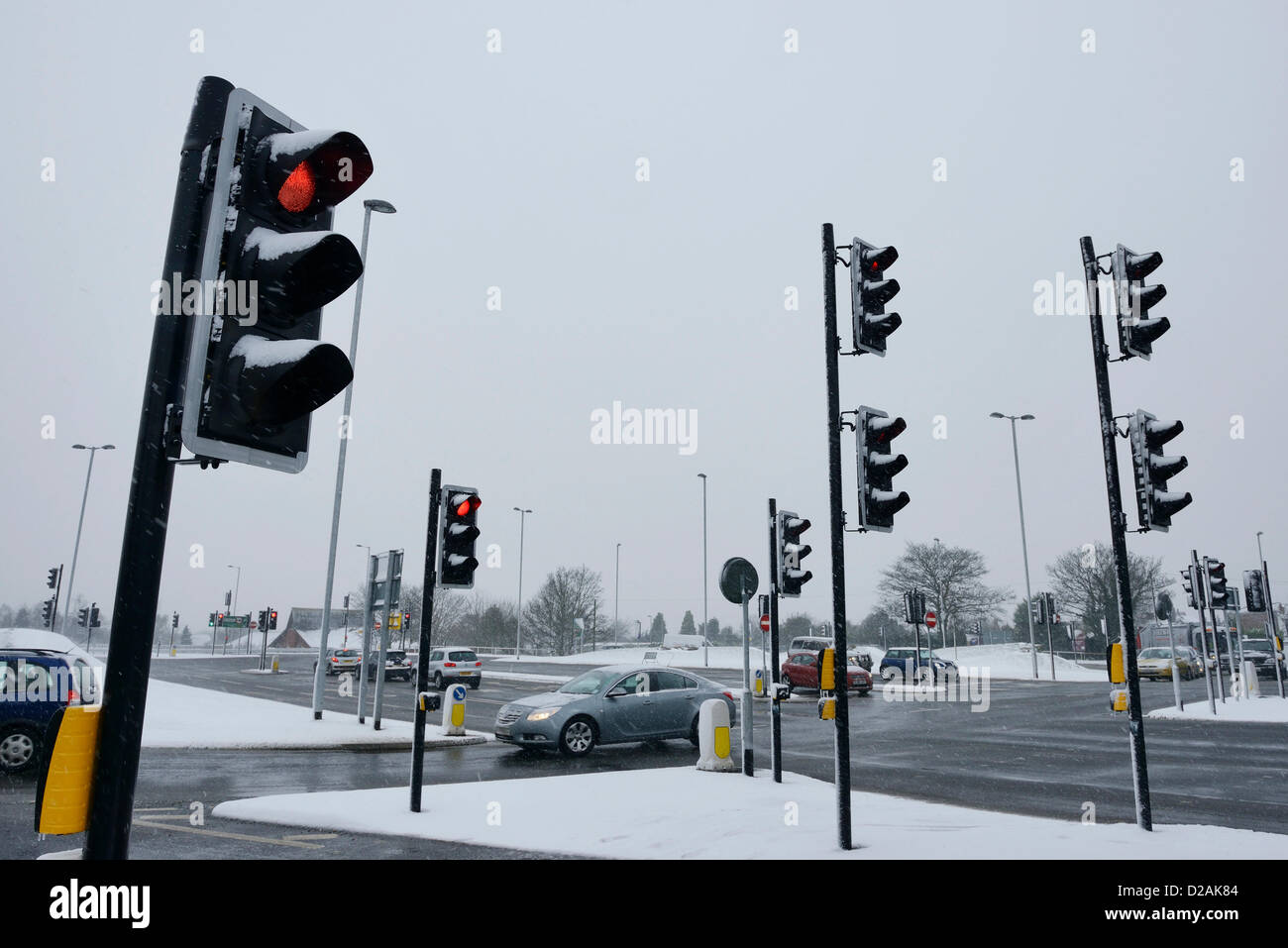 Chester UK. 18. Januar 2013. Verkehr verhandelt eine wichtige Kreuzung im verschneiten Wetterbedingungen. Stockfoto