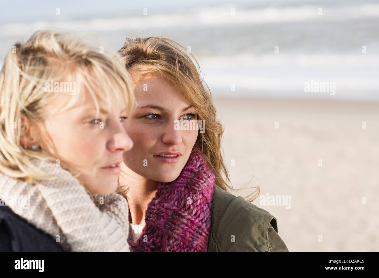 Frauen stehen zusammen am Strand Stockfoto