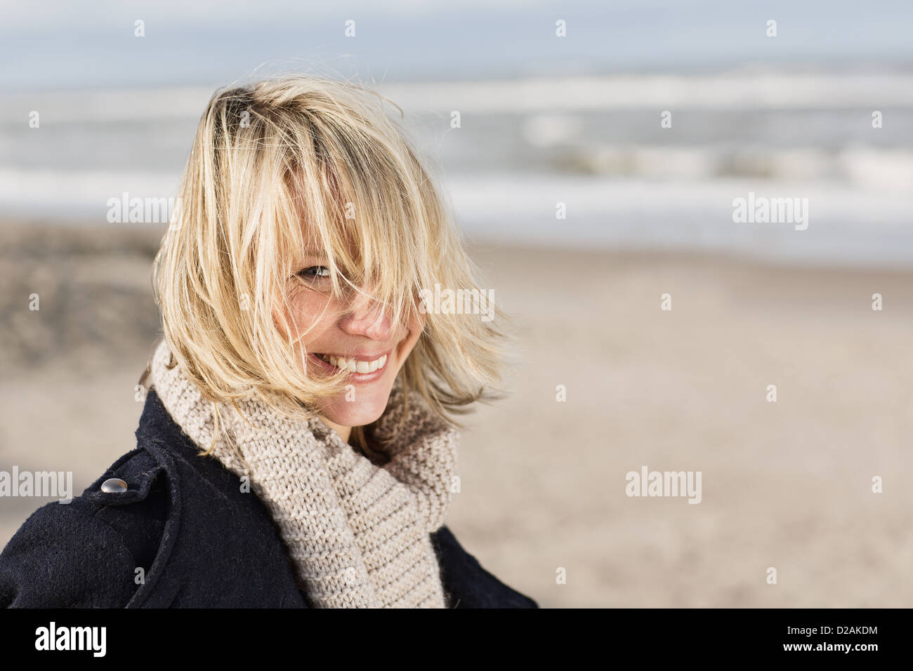 Lächelnde Frau am Strand Stockfoto