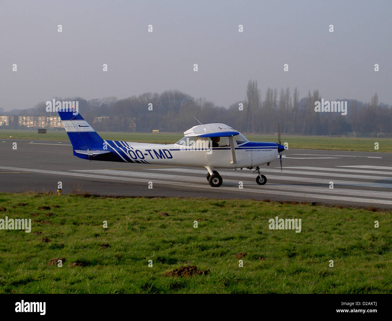 Die Reims-Cessna F.152 ist ein zweisitziges Leichtflugzeug für Flugtraining und Freizeitflug. Angetrieben von einem 110-PS-Motor ist er aufgrund seiner einfachen Handhabung und wirtschaftlichen Bedienung eine beliebte Wahl unter Flugschulen. Die F.152 ist ein zuverlässiges und langlebiges Flugzeug, das häufig für Pilotenunterricht, einfache Navigation und Kurzstreckenflüge eingesetzt wird. Stockfoto