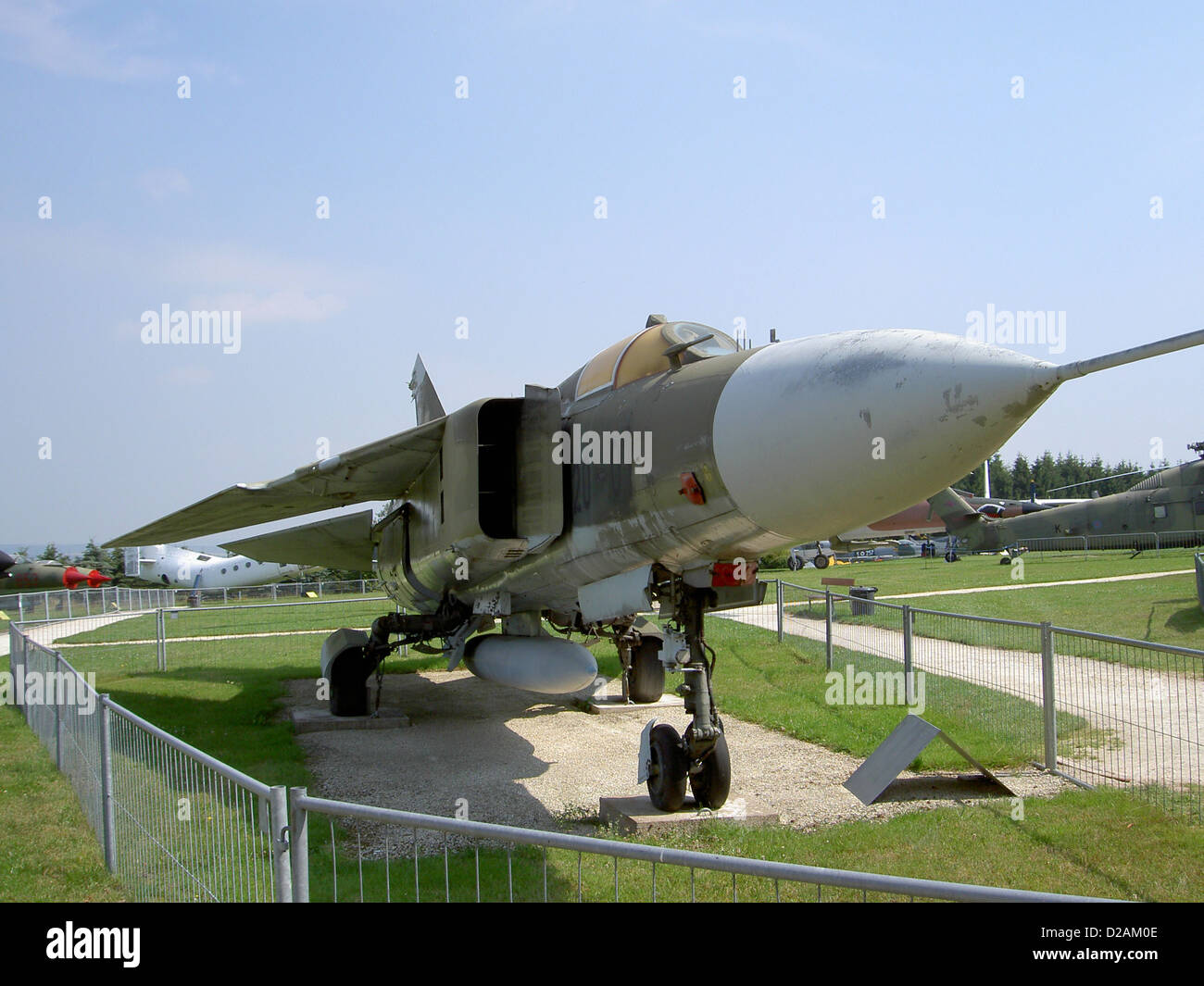 Die MiG-23 ist ein sowjetisch gebauter Kampfflugzeug, der für sein variabler Flügeldesign bekannt ist. Während des Kalten Krieges diente er mehreren Rollen, darunter Abhörmissionen und Bodenangriffsmissionen. Stockfoto