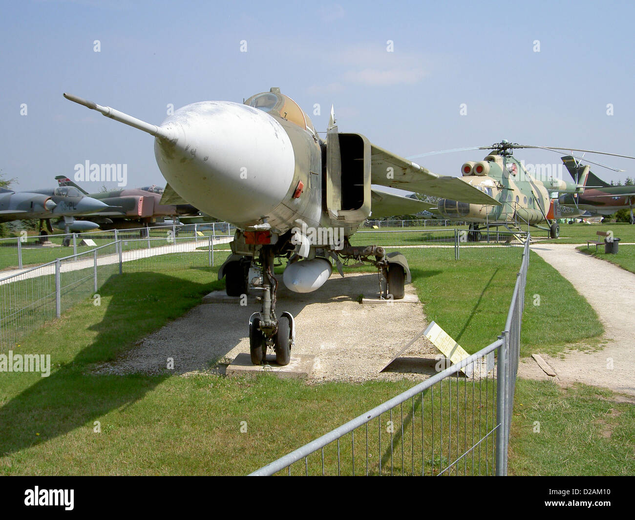 Die MIG-23 ist ein sowjetischer Überschalljäger, der in den 1960er Jahren entwickelt wurde Das Flugzeug ist bekannt für sein variabler Flügeldesign und kann seine Flügelkonfiguration für Hochgeschwindigkeitsflüge oder Manövrieren bei niedriger Geschwindigkeit anpassen. Sie diente in zahlreichen Luftstreitkräften und wurde sowohl für Luft-Luft-Kampfeinsätze als auch für Bodenangriffsmissionen eingesetzt. Stockfoto
