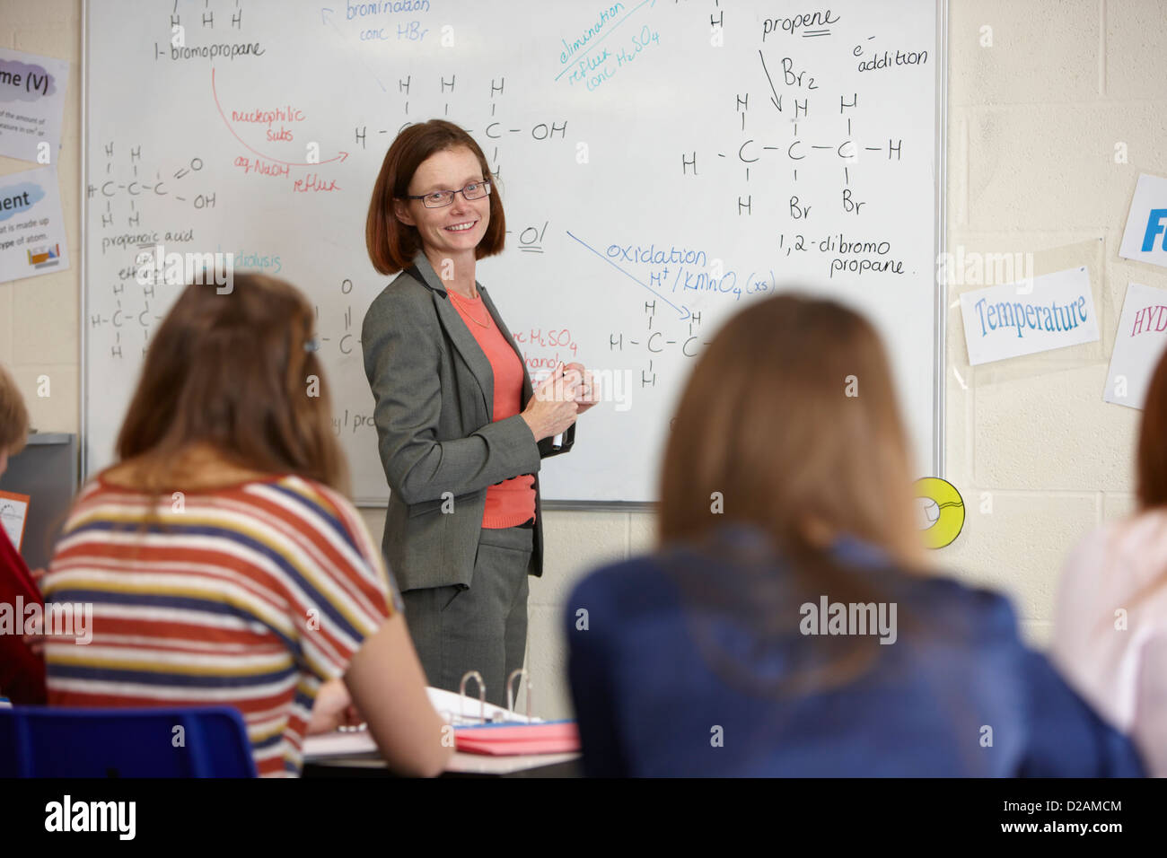 Lehrer am Whiteboard im naturwissenschaftlichen Unterricht Stockfoto