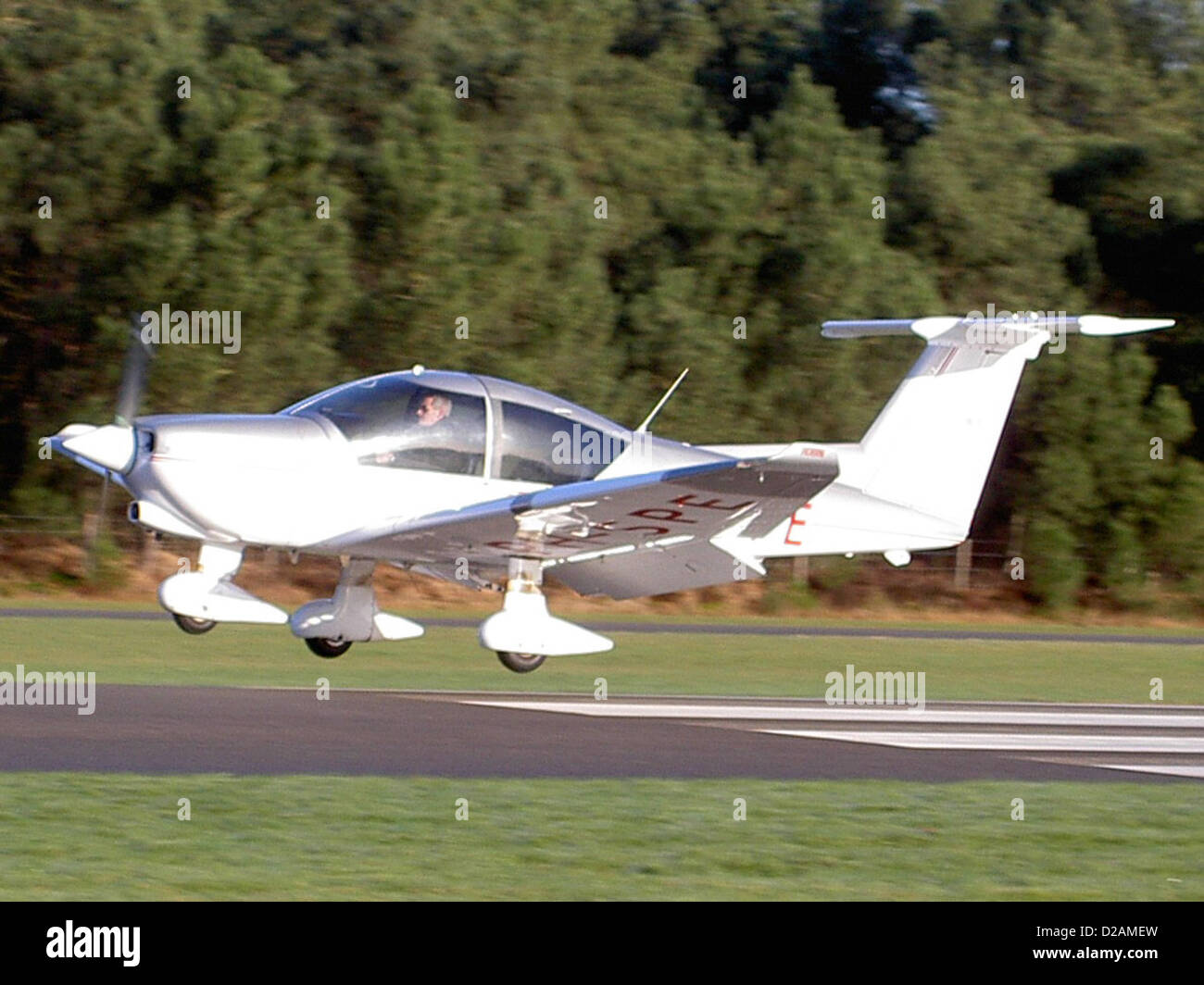 Die Robin R-3000-140, ein Leichtflugzeug des Seppe Air Service, ist für allgemeine Luftfahrt- und Ausbildungszwecke konzipiert. Sie wird hier auf Hoeven (EHSE), einem kleinen Regionalflugplatz in den Niederlanden, gezeigt. Stockfoto