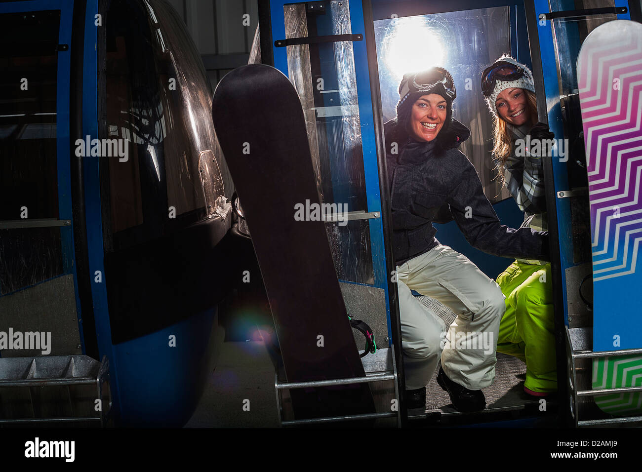 Snowboarder, die Fahrt in der Seilbahn Stockfoto