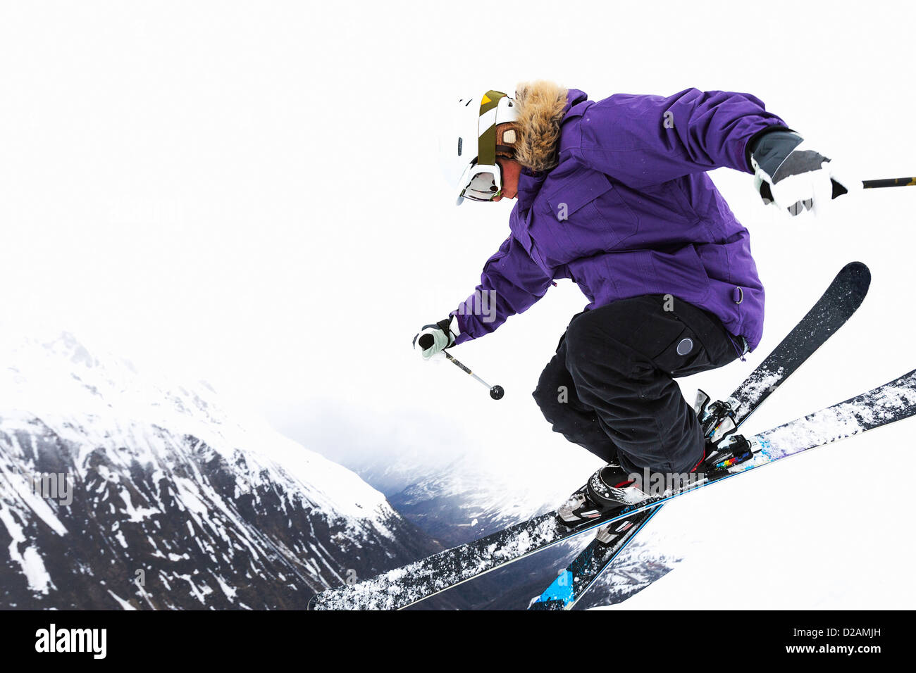 Springen auf verschneiten Hang Skifahrer Stockfoto