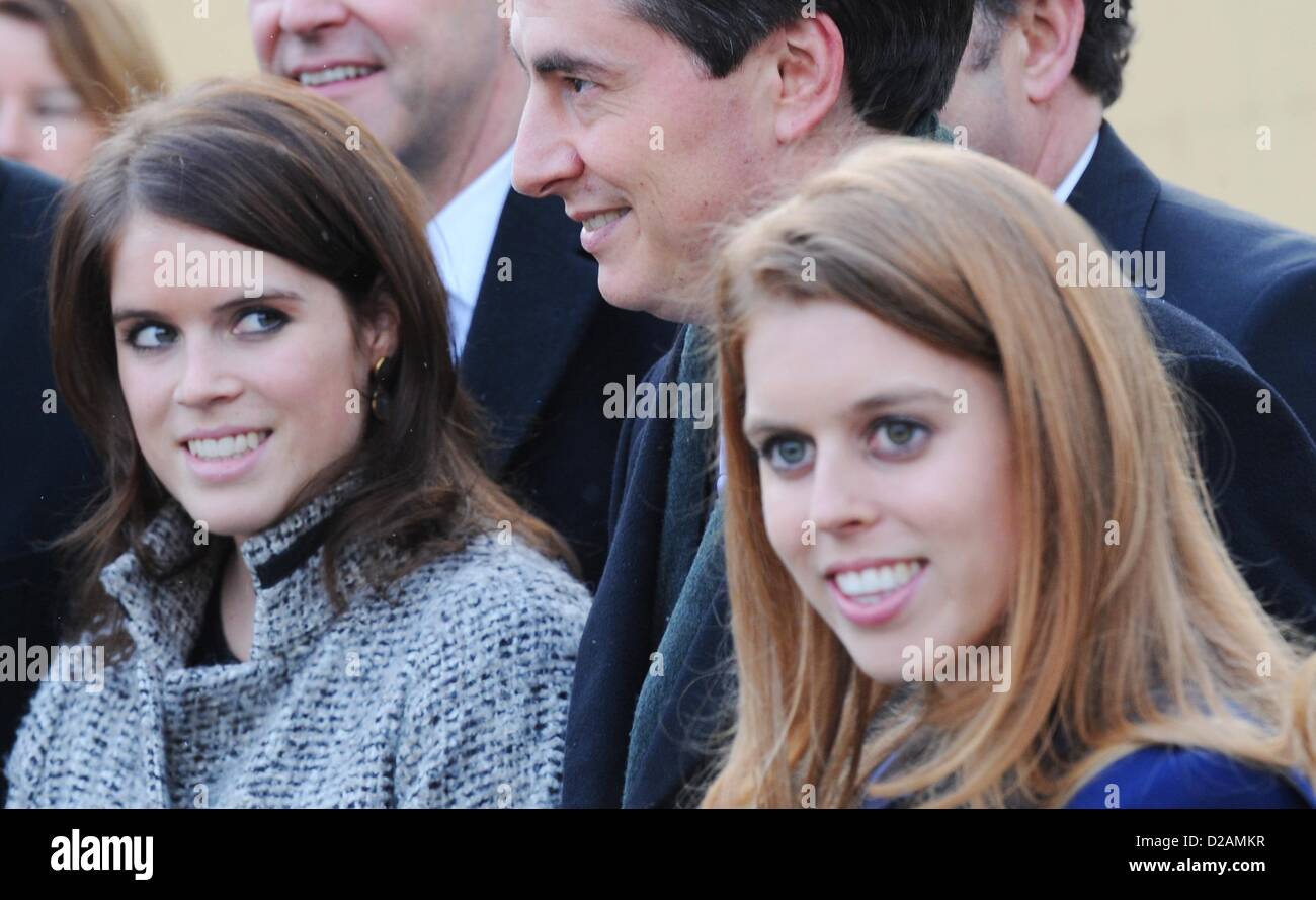 Britische Prinzessin Beatrice of York (R) und ihre Schwester Prinzessin Eugenie von York (L) stehen neben Premier des unteren Sachsen David McAllister (CDU, C) bei der Eröffnung von Schloss Herrenhausen in Hannover, Deutschland, 18. Januar 2013. Der Volkswagen-Stiftung umgebaut der Palast die für 21 Millionen Euro im zweiten Weltkrieg zerstört wurde. Stockfoto