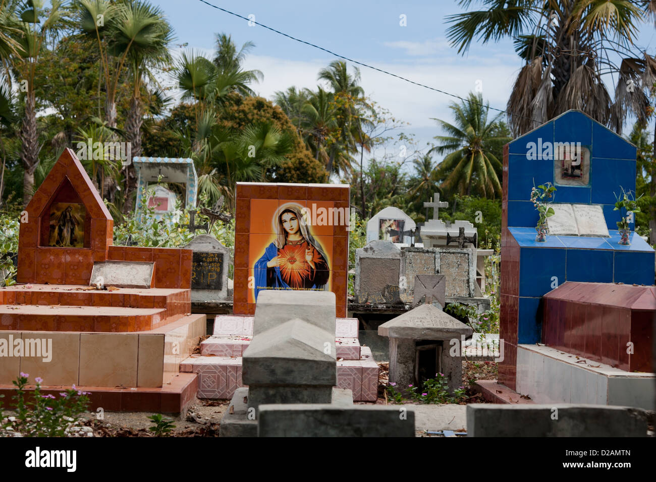 Ein katholischer Friedhof nahe dem Strand außerhalb Dili, Hauptstadt von Timor-Leste. Timor-Leste überwiegend Katholiken. Stockfoto