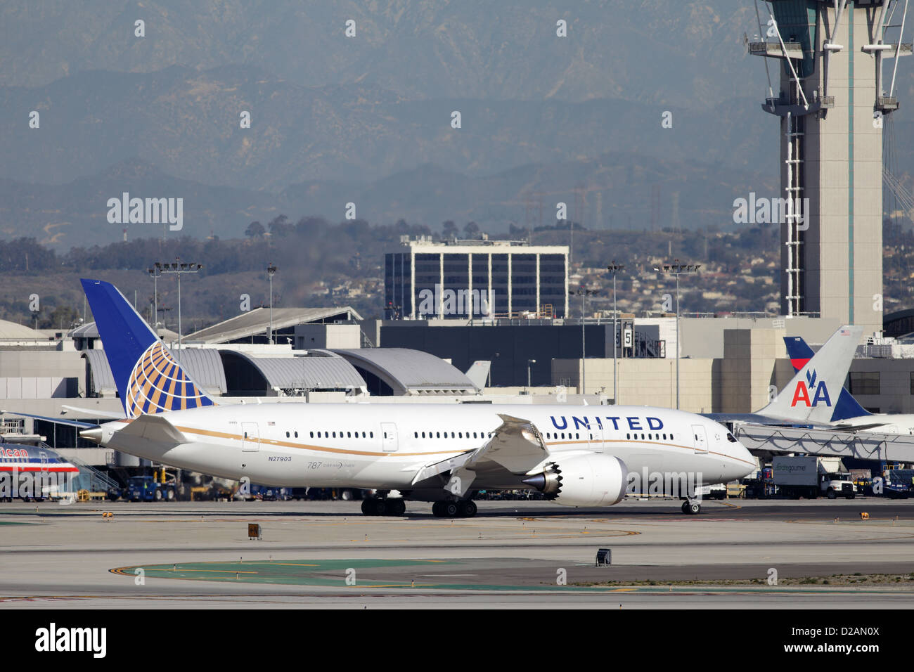 LOS ANGELES, Kalifornien, USA - 15. Januar 2013 - United Airlines Boeing 787-8 Dreamliner Taxis am Flughafen Los Angeles Stockfoto