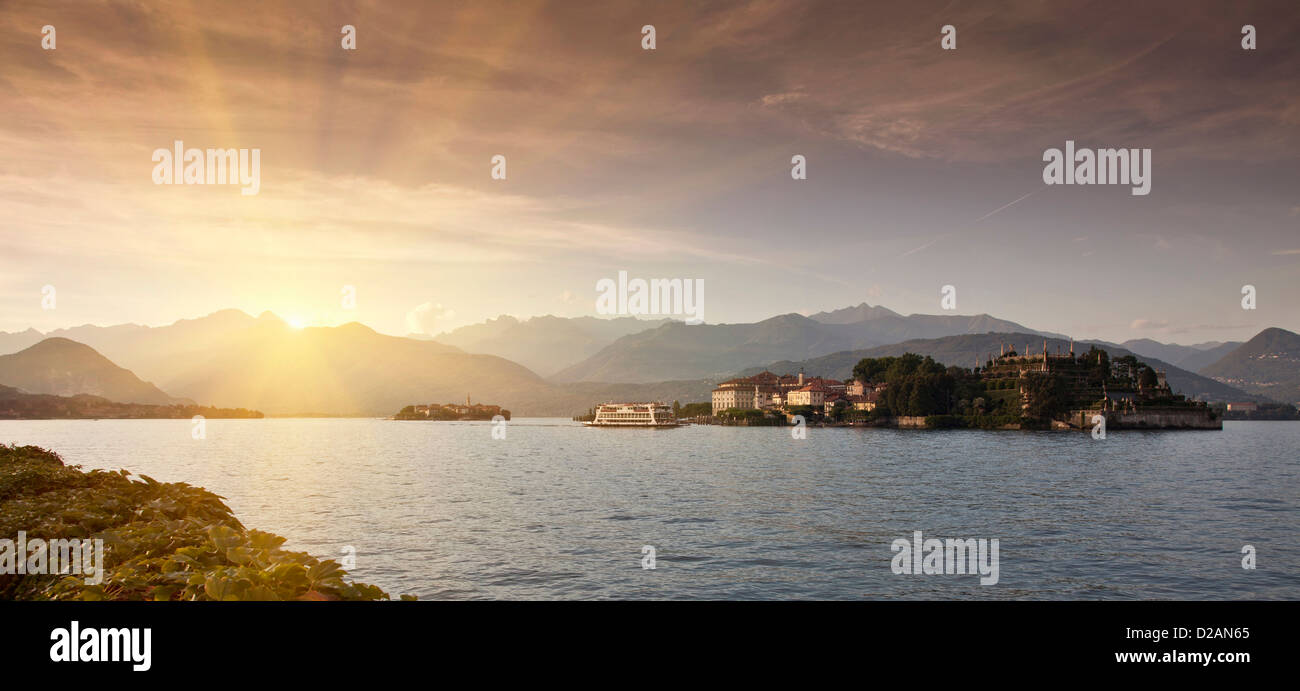 Sonnenaufgang über Dorf und See Stockfoto