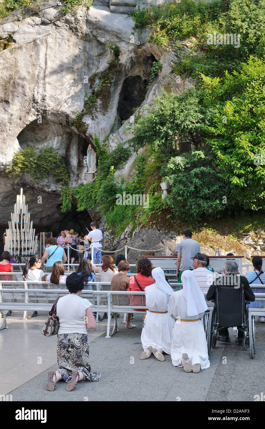 Gläubige in der Nähe der Grotte von Lourdes Stockfoto