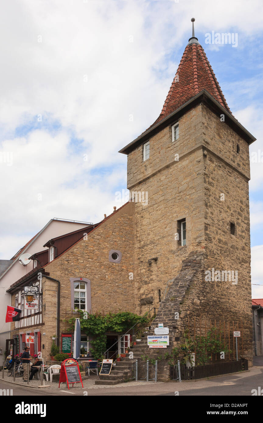 Einer der drei verbliebenen historischen Türmen und Café in der kleinen Stadt auf der romantischen Straße Creglingen Baden-Württemberg Deutschland Stockfoto