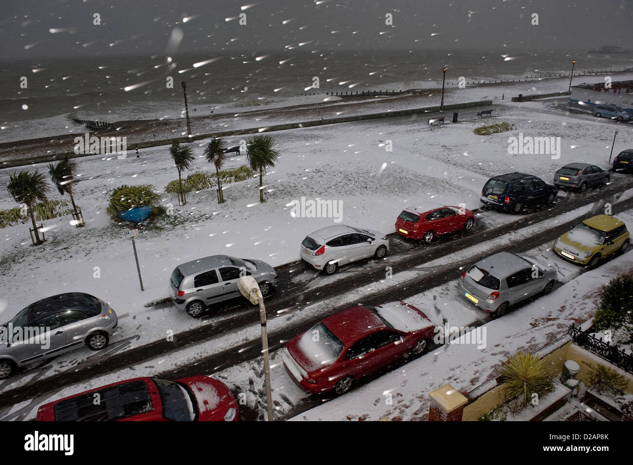 Luftaufnahme von Schnee, der auf der Strandpromenade von Worthing, West Sussex, UK Stockfoto