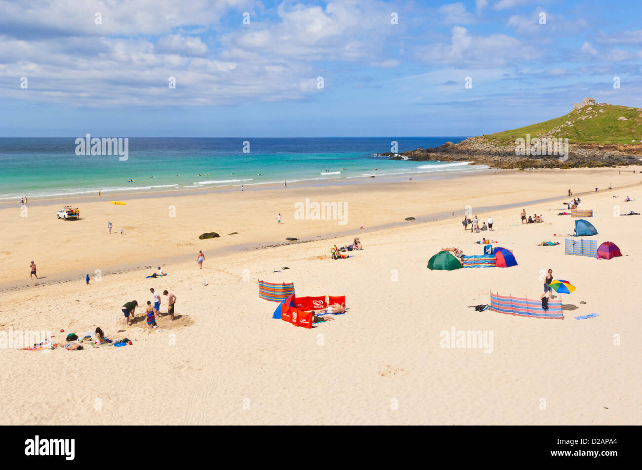 Urlauber, Sonnenbaden und amüsieren sich auf Porthmeor beach St Ives Cornwall England UK GB EU Europa Stockfoto