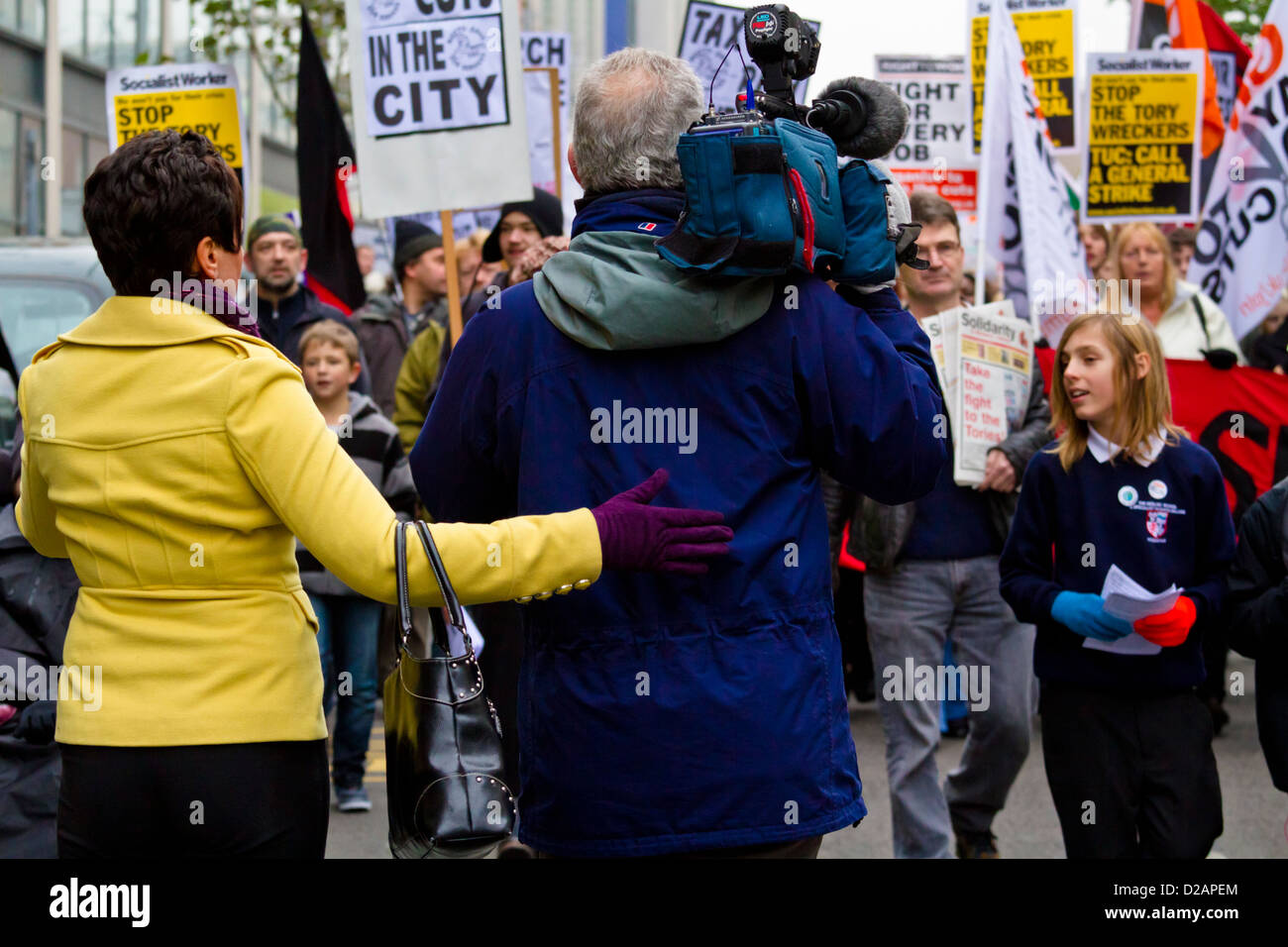 TV News Medien. Journalist und video Kameramann bei einer Demonstration und März, Nottingham, England, Großbritannien Stockfoto