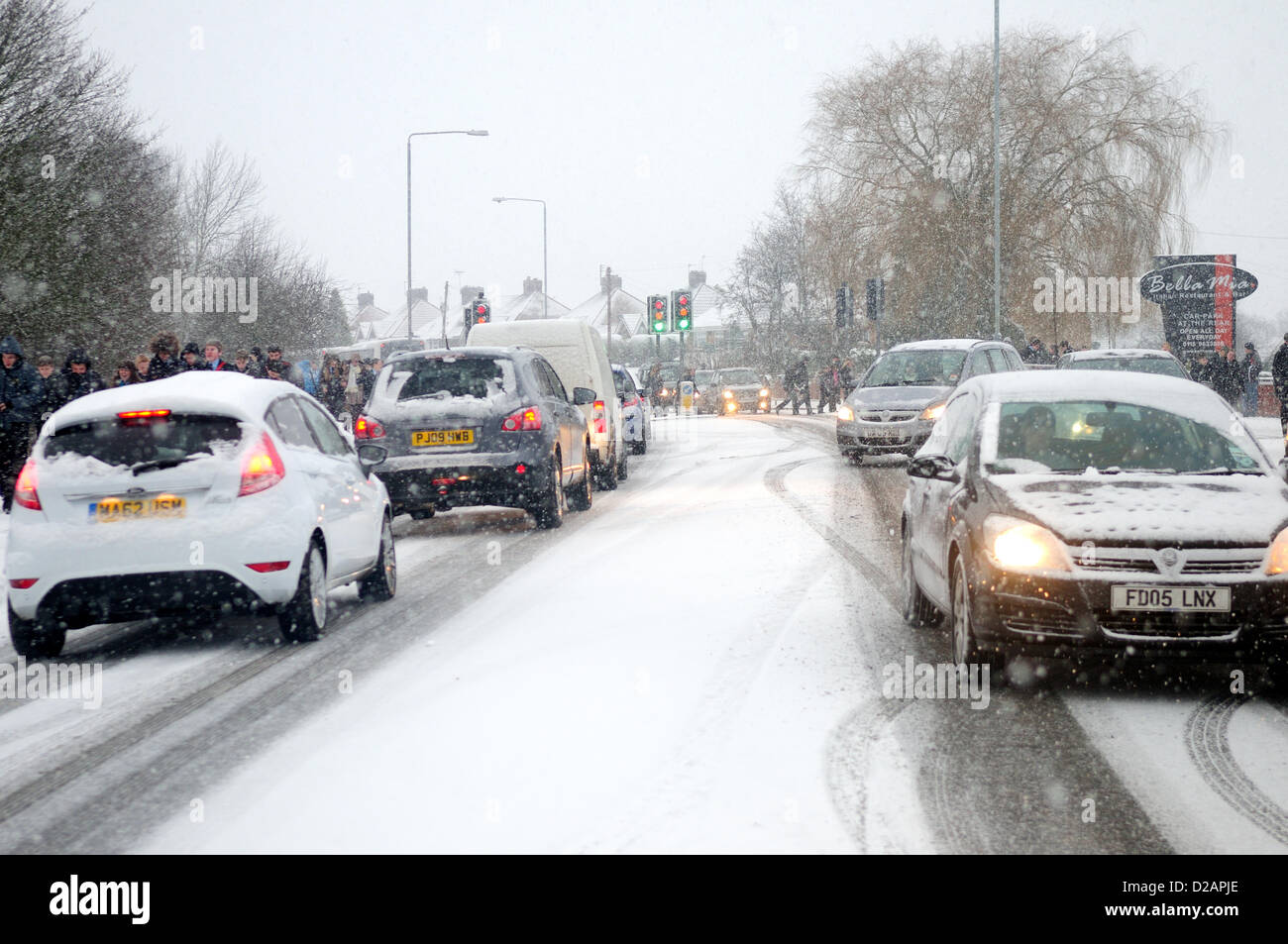 Hucknall,Notts.UK.18th,January.2013.National C E Academy Studenten verlassen in Blizzard Bedingungen verursacht Verkehrschaos. Stockfoto