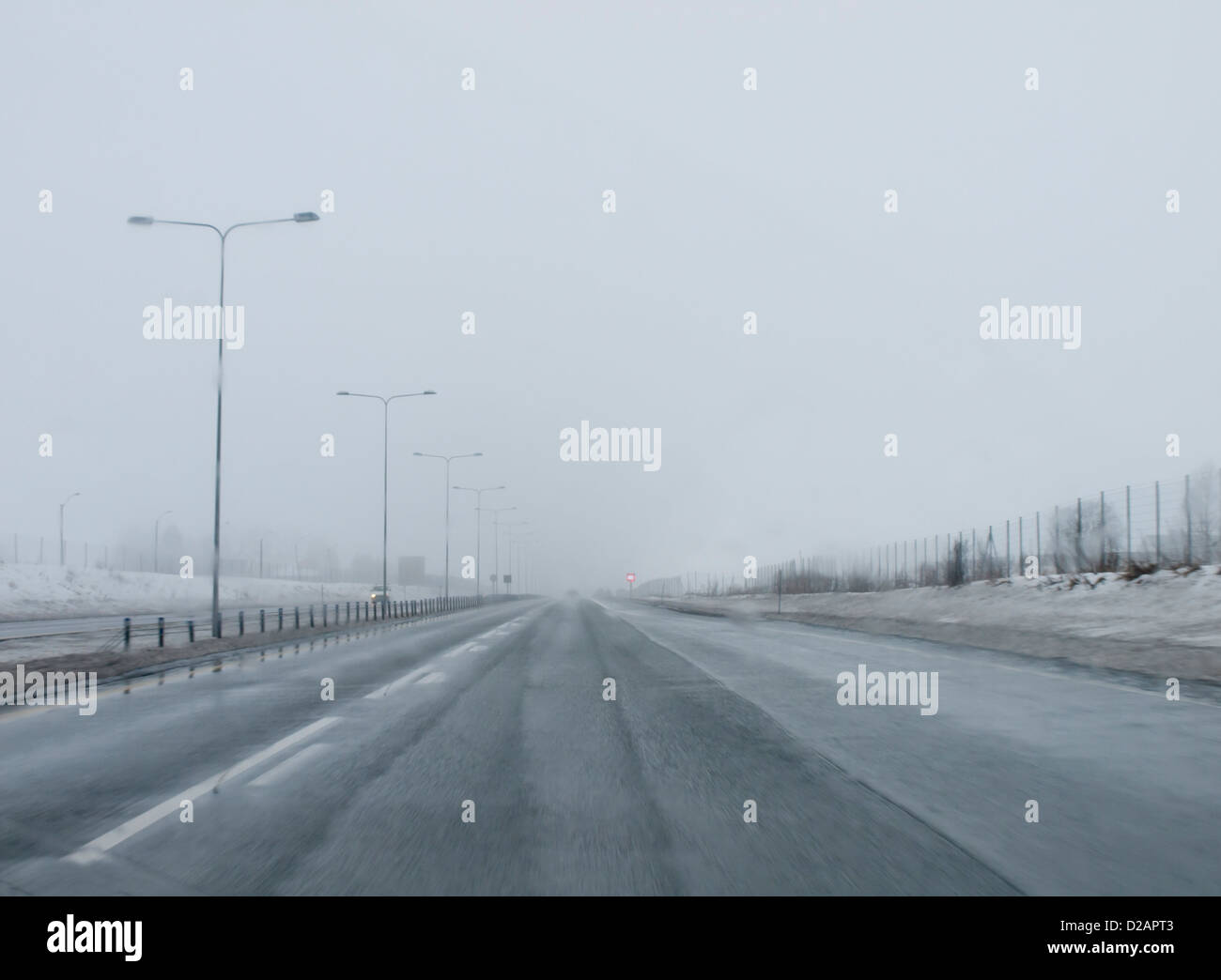 schlechter Sicht, schlechte Fahrbedingungen, Schneeregen, Nebel und Schnee auf der Autobahn, typische Winterlandschaft in Norwegen Stockfoto