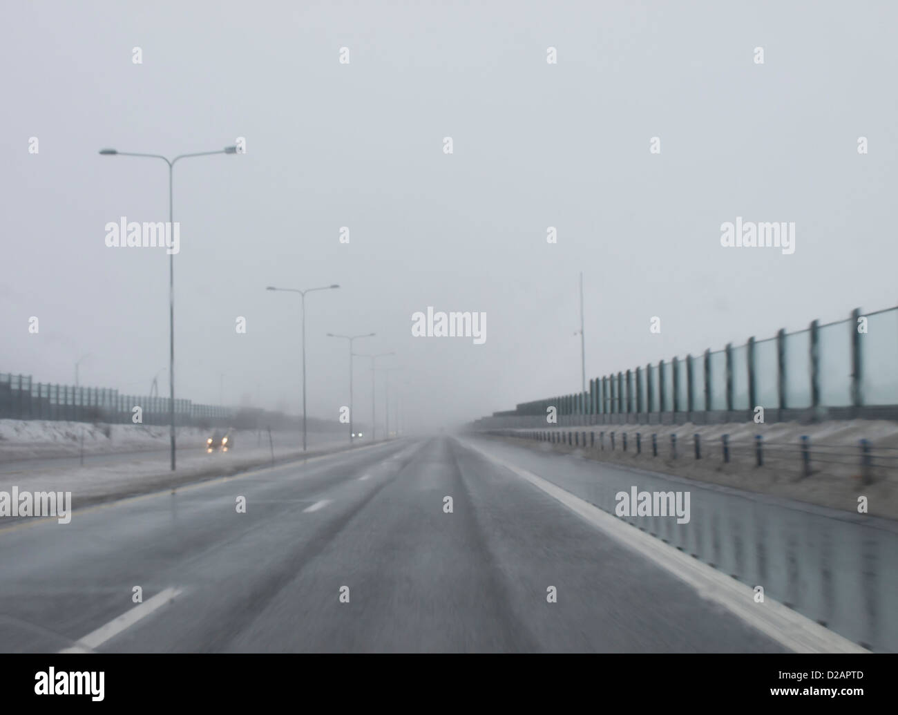 schlechter Sicht, schlechte Fahrbedingungen, Schneeregen, Nebel und Schnee auf der Autobahn, typisch winterlichen Bedingungen in Norwegen Stockfoto