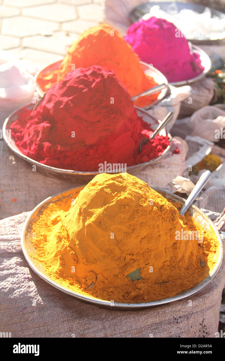 Rangoli Farben zum Verkauf auf Markt für Diwali, Pune, Maharashtra, Indien Stockfoto