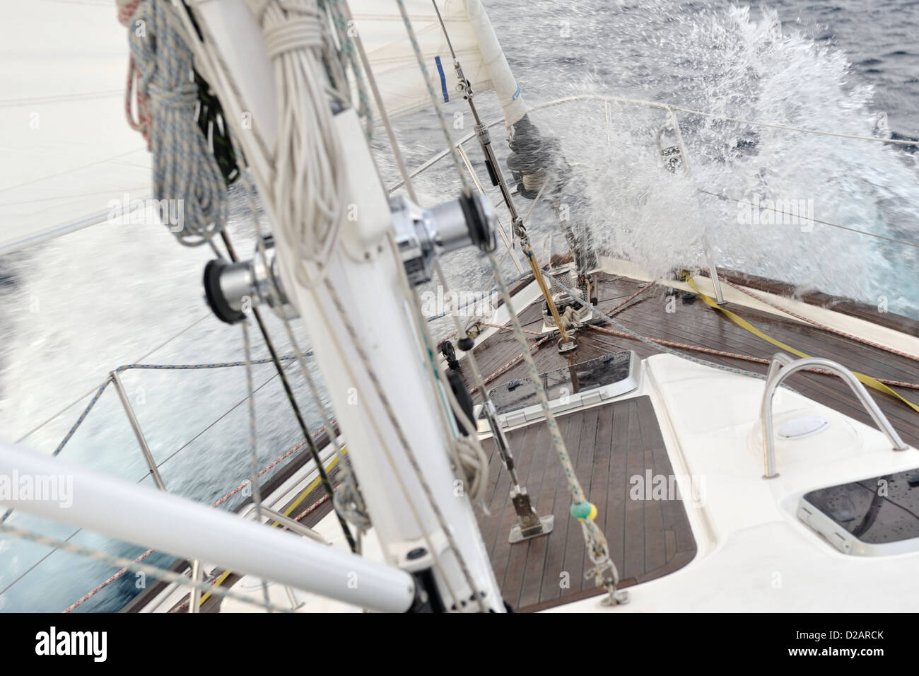 Spray brechen über den Bug und manchmal die Seite eines Cruising Yacht segeln Süd im Südpazifik von Minerva Riff nach Neuseeland. Stockfoto