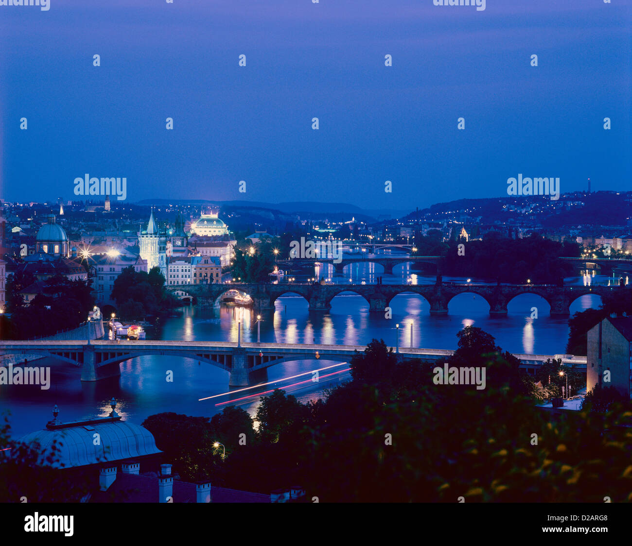 Die Altstadt (Stare Mesto), Karlsbrücke und der Moldau in der Abenddämmerung gesehen von Letna Hill, Prag, Tschechische Republik Stockfoto