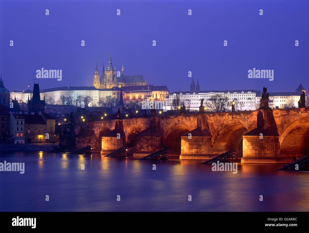 St Vitus Cathedral, Karlsbrücke und Fluss Vltava in der Abenddämmerung, Prag, Tschechische Republik Stockfoto